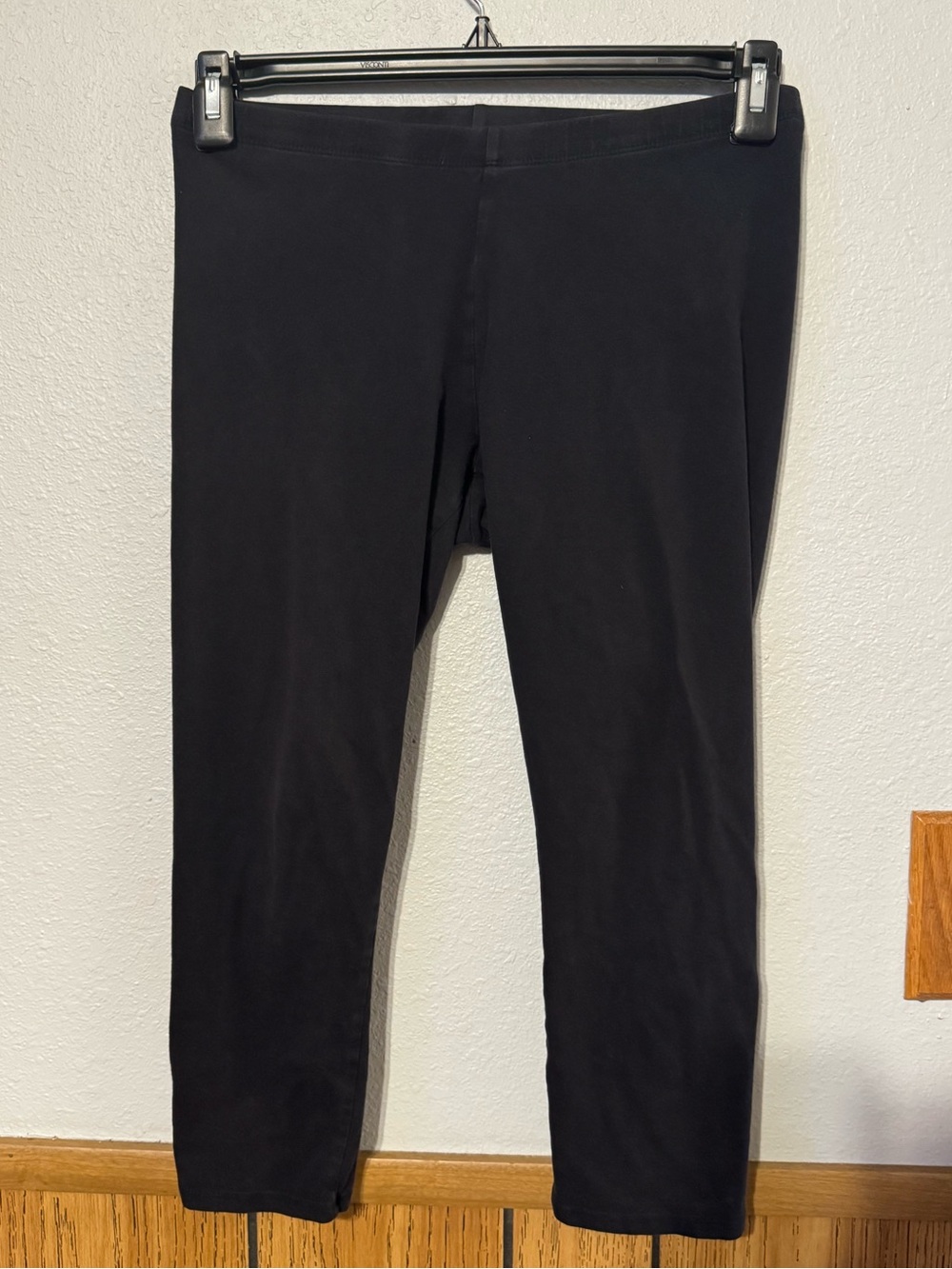 A.N.A (A New Approach) women size MEDIUM Classic Black Stretch cropped Leggings